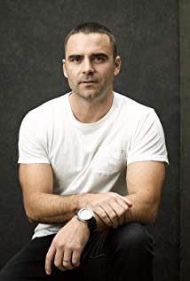How tall is Dustin Clare?